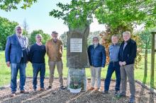 Bloemenhulde aan het monument van de vliegtuigcrash WO II